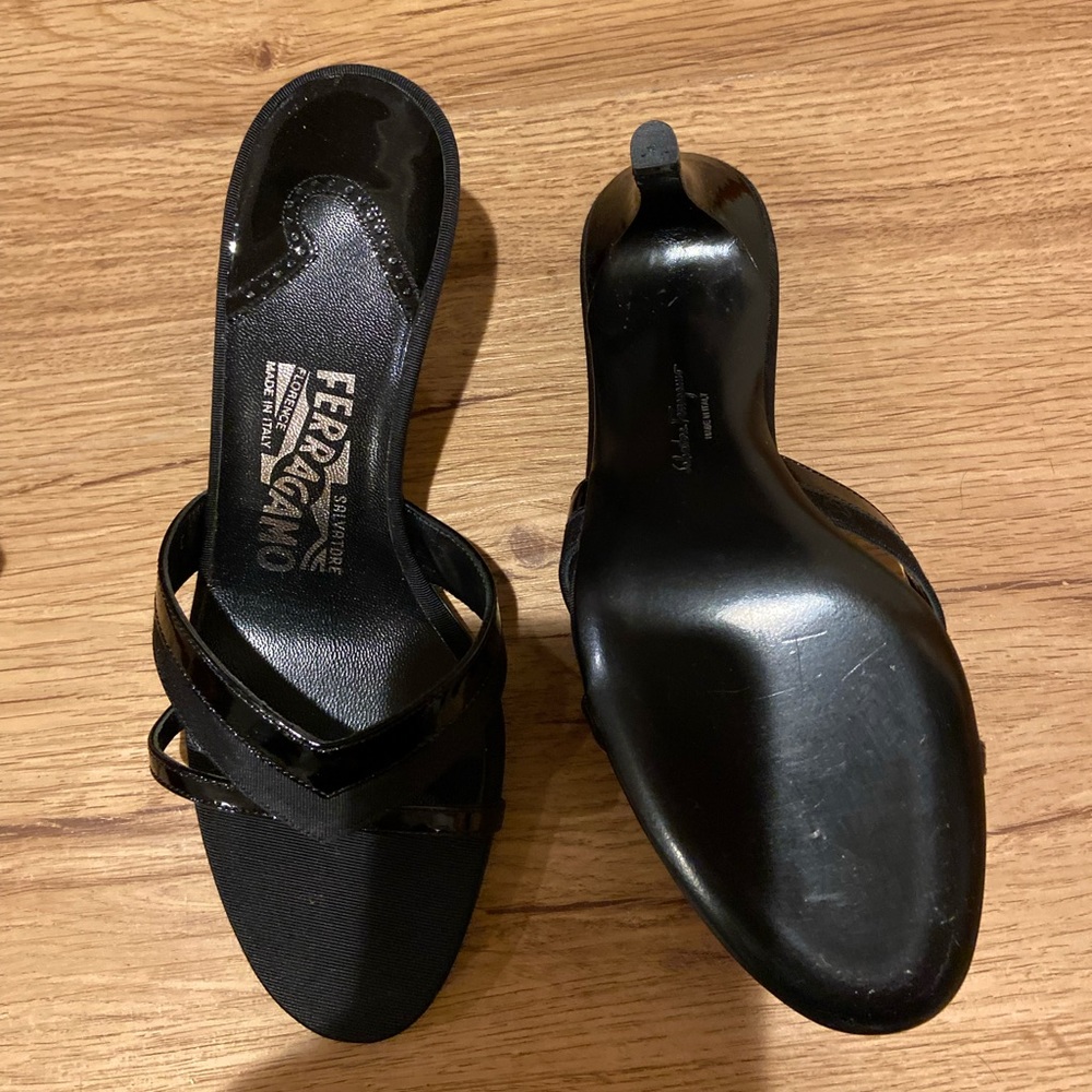 BRAND NEW Fígaro Ferragamo short heeled sandals with box
